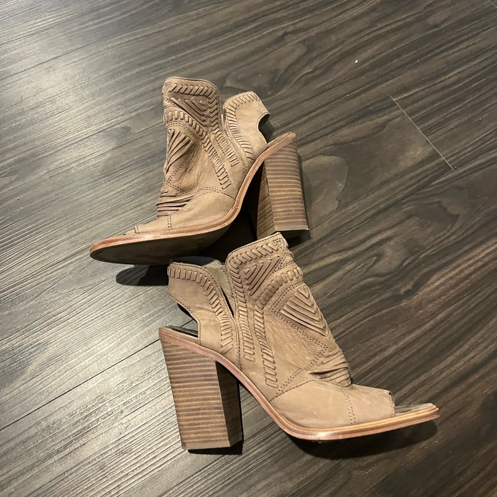 Peep toe Vince Camuto heel